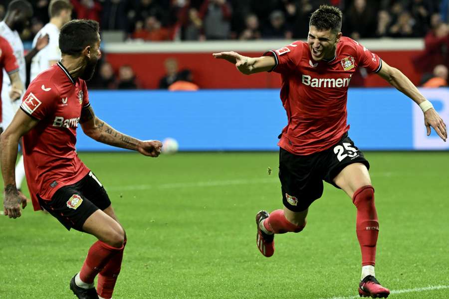 Exequiel Palacios correndo para o abraço