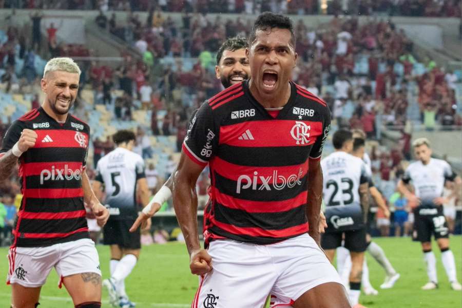 Alex Sandro fez o golo da vitória do Flamengo sobre o Corinthians