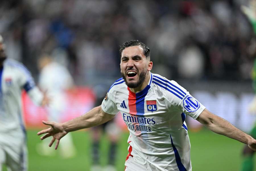Cherki celebra un gol con el Olympique de Lyon.