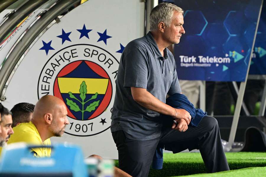 Jose Mourinho guarda attentamente la partita del suo Fenerbahce