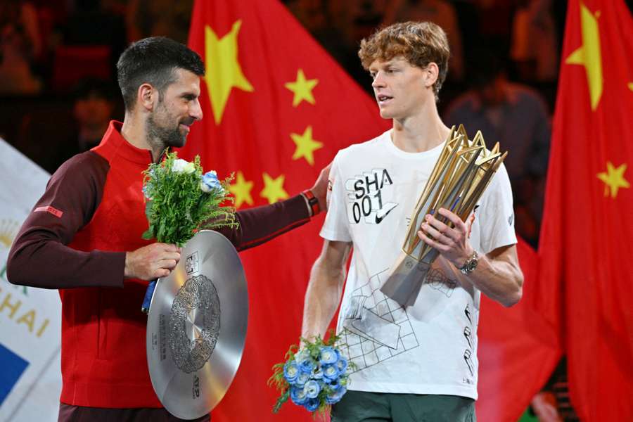 Djokovic si complimenta con Sinner premiati a Shanghai