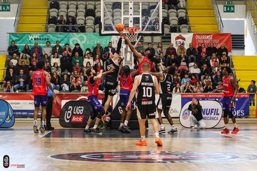 Ovarense-Oliveirense ficou marcado por agressões e 11 expulsões