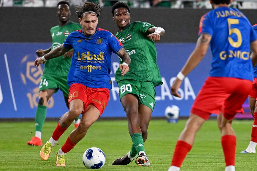 Radom, 14.09.2026. Zawodnik Radomiaka Radom Guilherme Luiz (2P) i Hugo Vallejo (2L) z Piasta Gliwice podczas meczu 8. kolejki Ekstraklasy. Radom, 14.09.2026. Zawodnik Radomiaka Radom Guilherme Luiz (2P) i Hugo Vallejo (2L) z Piasta Gliwice podczas meczu 8. kolejki Ekstraklasy.