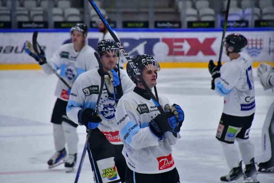 De forsvarende danske ishockeymestre fra Sønderjyske fik ikke ligefrem den håbede start på den nye sæson.