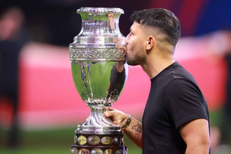 Sergio Agüero besa el título de la Copa América.