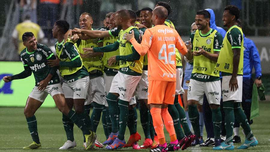 Reservas do Palmeiras comemoram gol da vitória com Rony