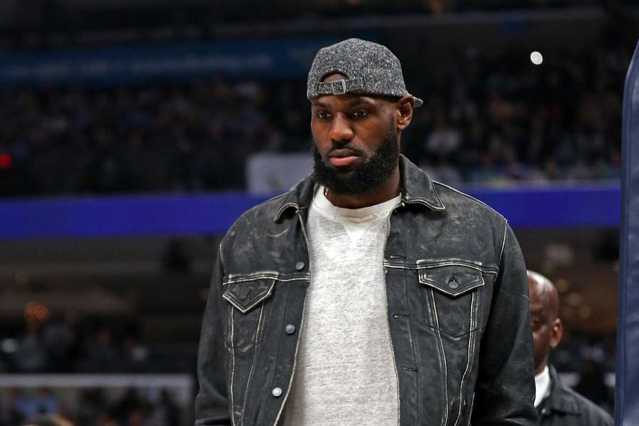 NBA, LeBron James annuncia che sarà presente alla sua ventunesima stagione di fila