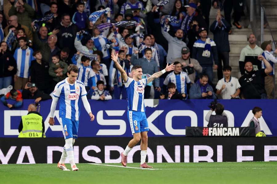 Roberto Fernández celebra su gol