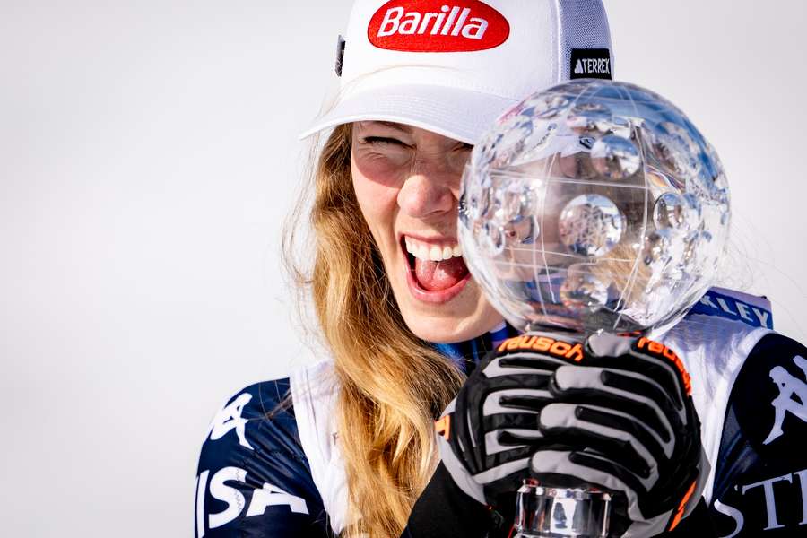 Mikaela Shiffrin strahlt mit ihrer Kugel um die Wette
