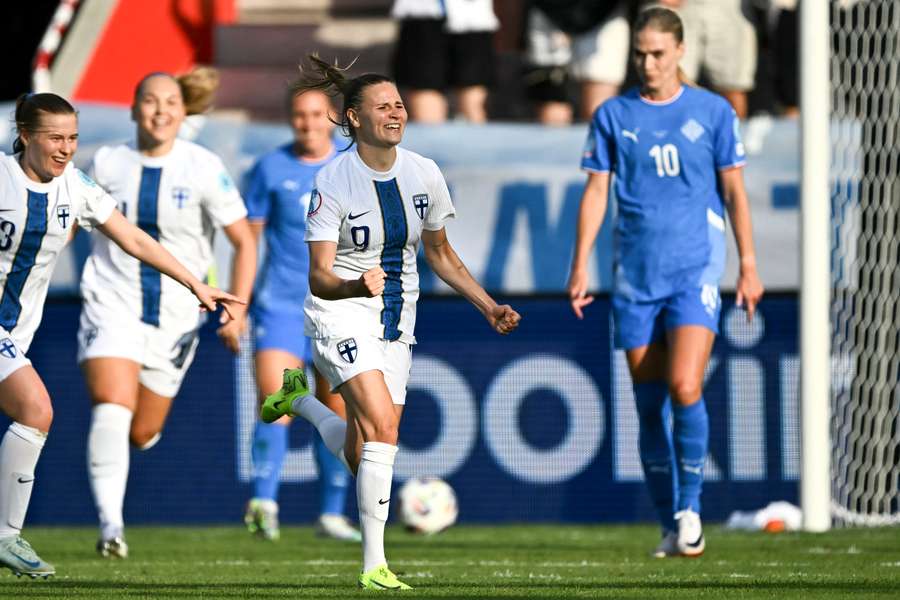 Finské fotbalistky slaví gól v zápase s Islandem.