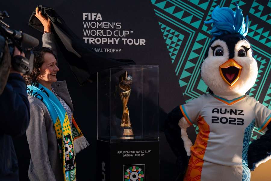 Die begehrteste Trophäe im internationalen Frauenfußball und Turnier-Maskottchen "Tazuni"