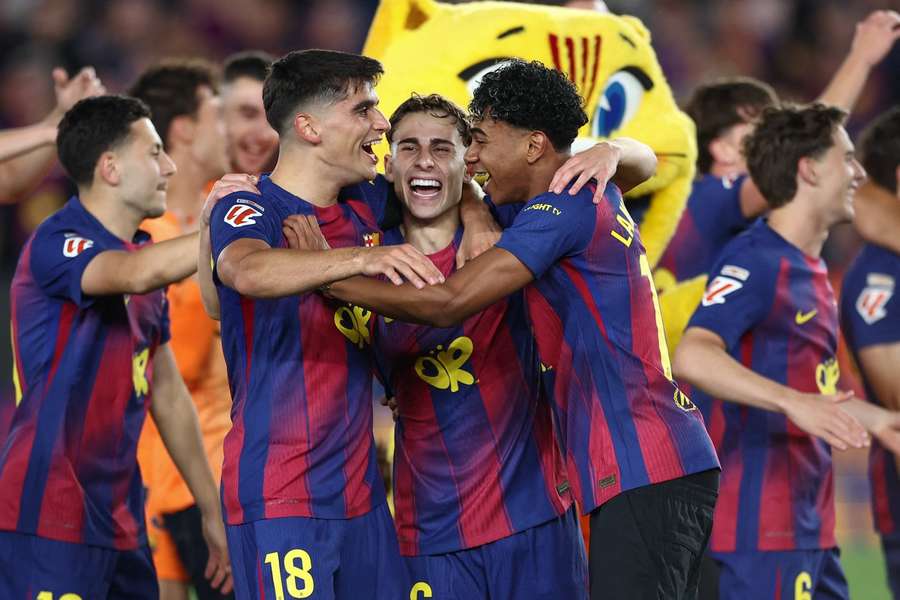 Lamine Yamal (dreapta) este cel mai bun jucător al sezonului LaLiga 2025/26