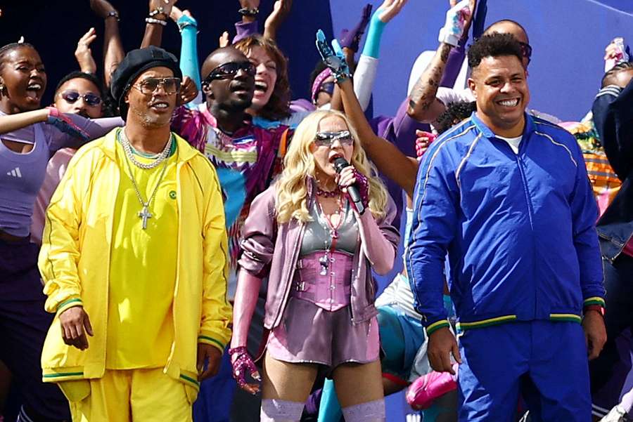 Ronaldinho, Madonna a Ronaldo během poločasové show. Ronaldinho, Madonna a Ronaldo během poločasové show.
