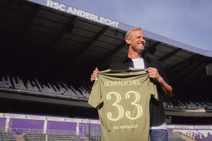 Kasper Schmeichel posa com a camisola do novo clube