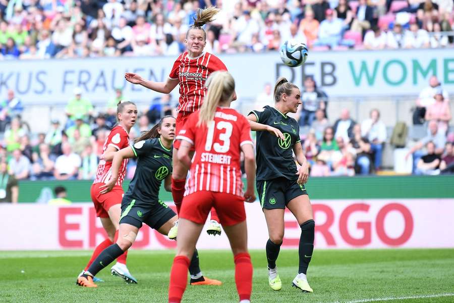 Janina Minge erzielt nach einer Ecke den 1:1-Ausgleich