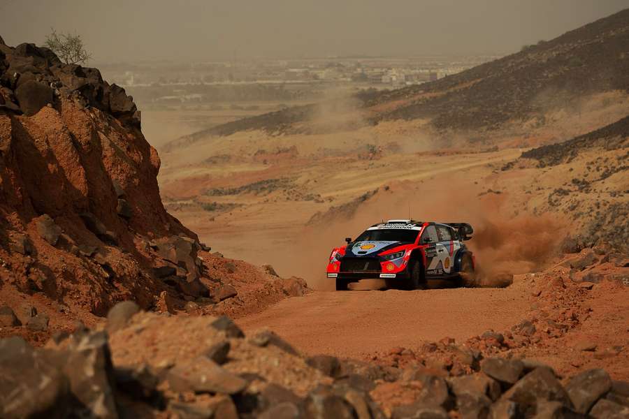 Diváckou supererzetu na úvod Saúdské rallye vyhrál Tänak.