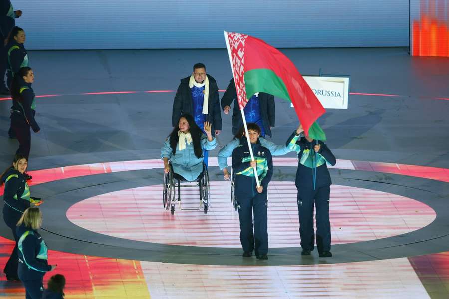 COI devolve hino e bandeira aos bielorrussos, mas não aos russos