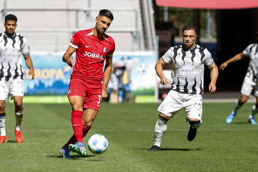 Vincenzo Grifo am Ball, daneben Basel-Profi Xherdan Shaqiri.