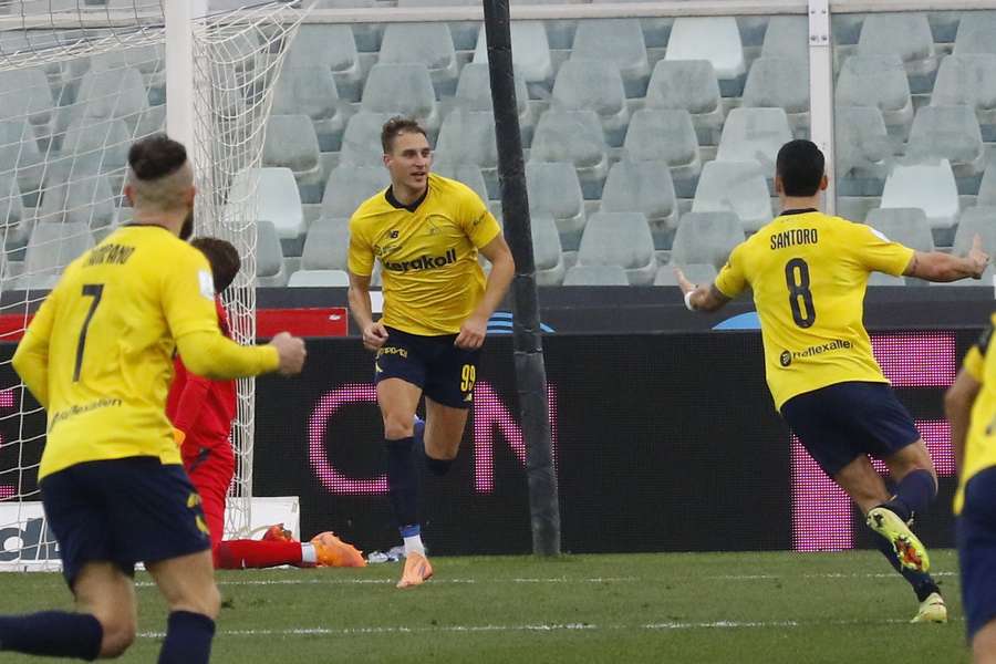 De Luca viene portato in trionfo dopo il suo gol