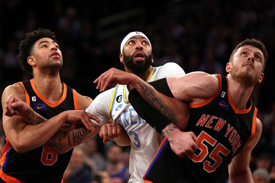 Anthony Davis (Mitte) wird von den Knicks-Spielern Grimes (li.) und Hartenstein (re.) in die Zange genommen