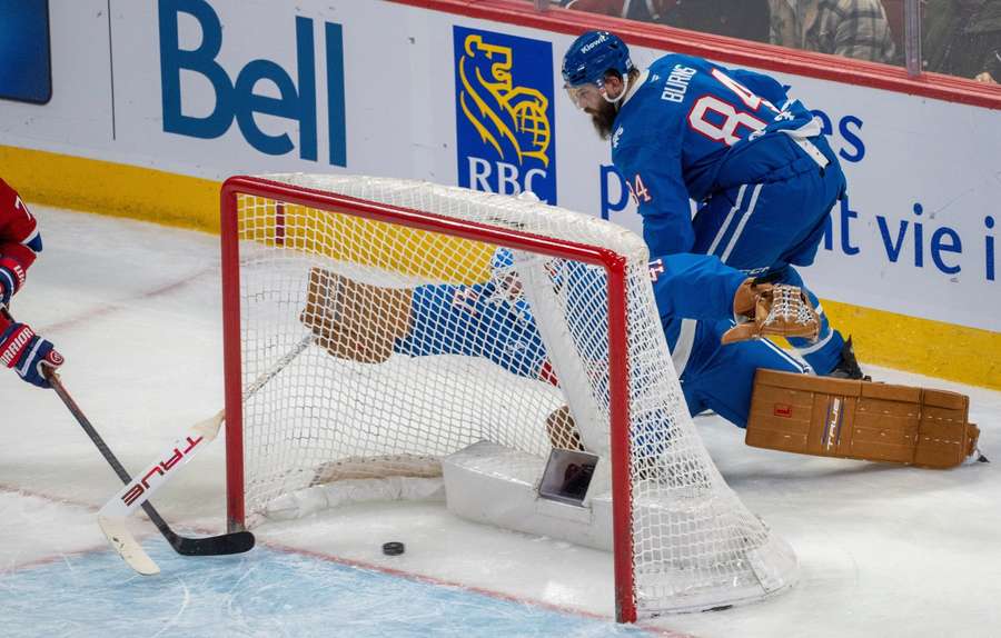 Wedgewood couldn’t reach this puck. Wedgewood couldn’t reach this puck.