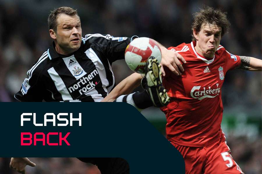 Mark Viduka (po lewej) z Newcastle United rzuca wyzwanie Danielowi Aggerowi z Liverpoolu podczas meczu Premier League w 2009 roku.