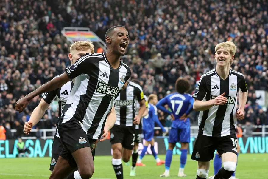 Alexander Isak of Newcastle United celebrates scoring his side's third goal