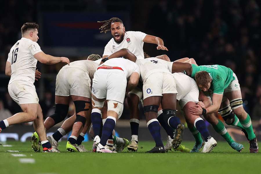 Inglaterra vence e adia decisões no Seis Nações