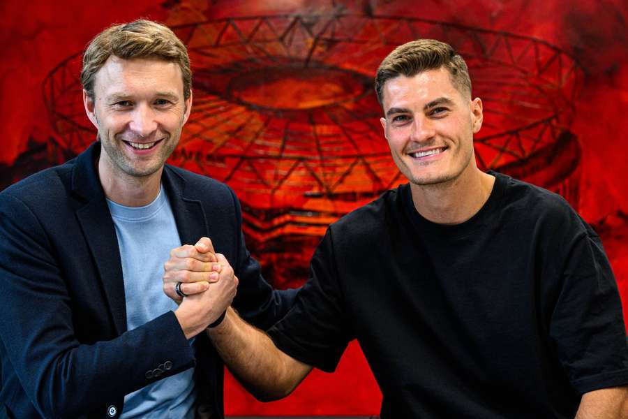 Patrik Schick a sportovní ředitel Bayeru Simon Rolfes.