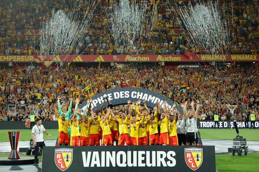 Lens slaví výhru v Superpoháru. Lens slaví výhru v Superpoháru.