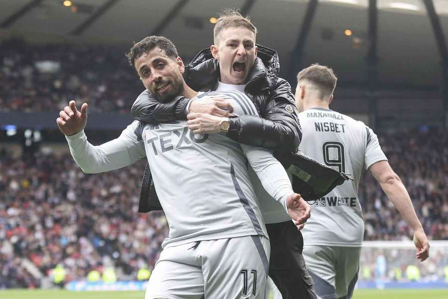 Aberdeen beat nine-man Hearts to reach Scottish Cup final