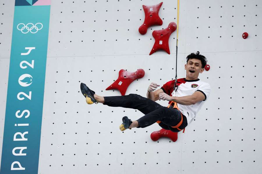 Veddriq Leonardo of Indonesia celebrates winning the gold