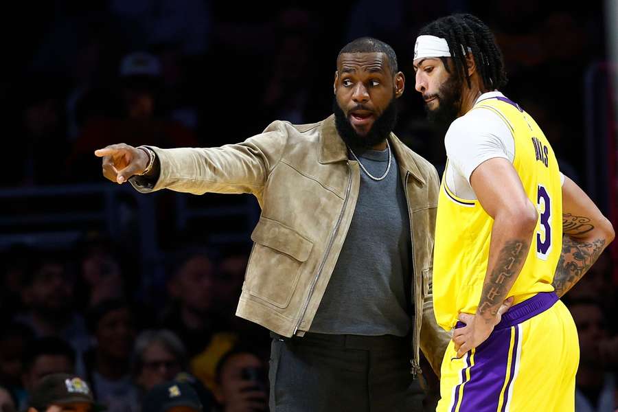 LeBron James charla con Anthony Davis durante un partido de los Lakers.