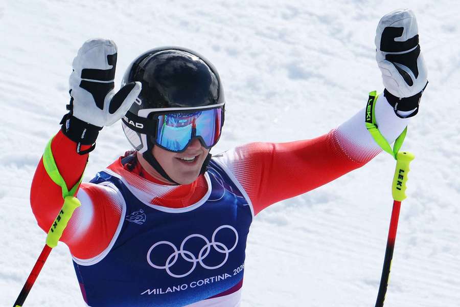 Franjo von Allmen celebra após a sua descida