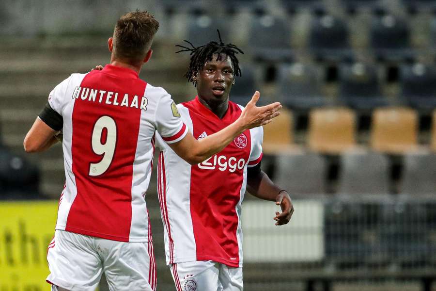 Lassina Traoré celebrates scoring a goal against VVV-Venlo with Ajax striker Klaas-Jan Huntelaar
