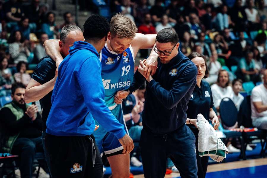 Pape só conseguiu abandonar o campo com ajuda