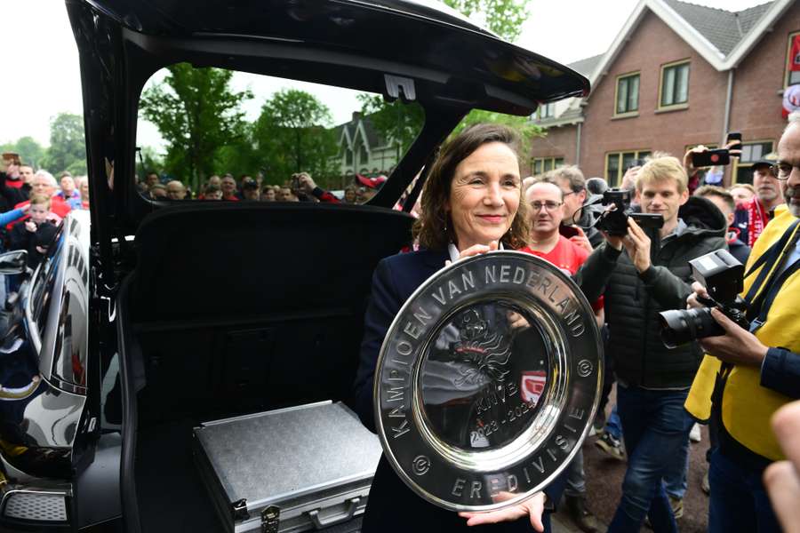 Van Leeuwen met de schaal in Eindhoven