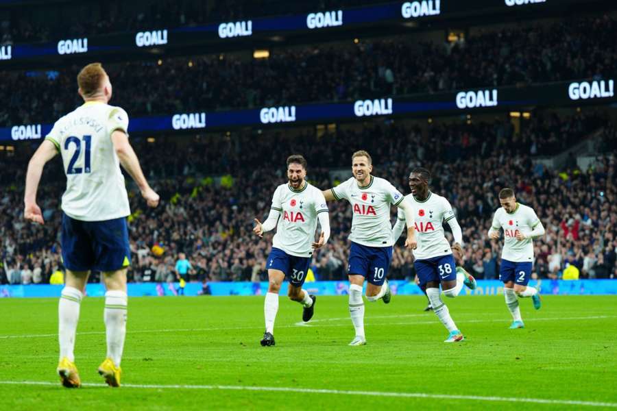 Tottenham câștigă, deși a fost condusă de trei ori de Leeds.  Liverpool, victorie cu Southampton