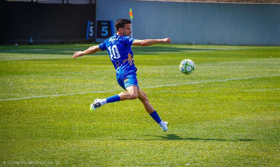 Nicolás Abot, golpeando el balón