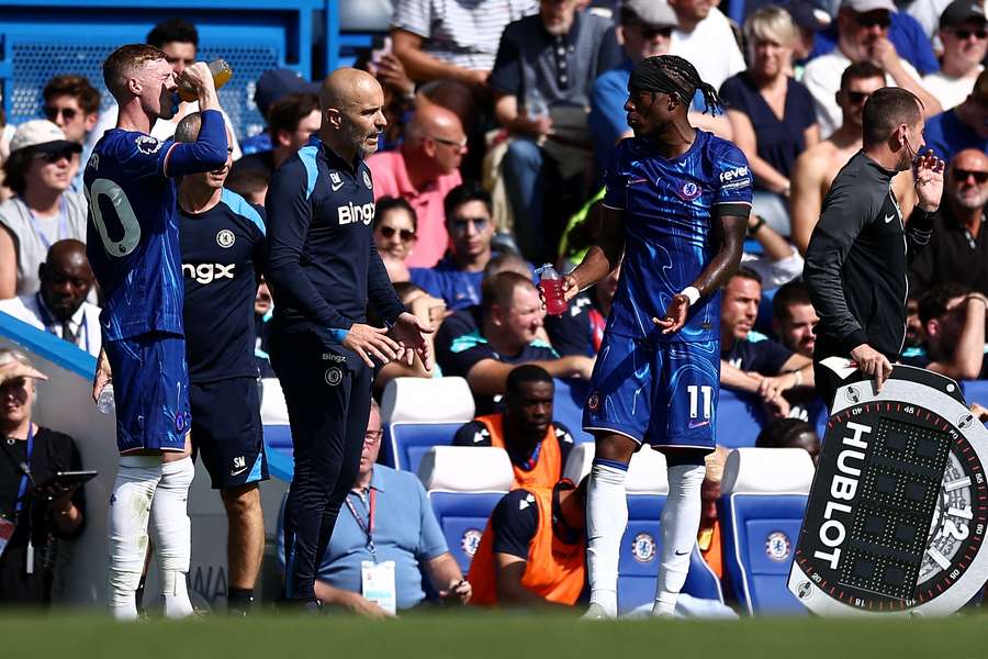 Maresca conversa com Madueke durante jogo da Premier League