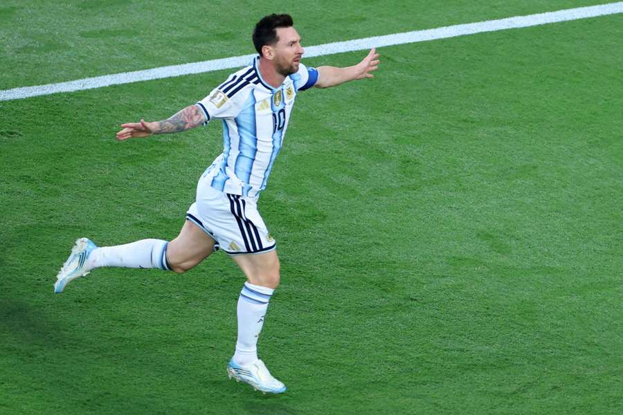 Messi contou com ajuda do goleiro para deixar sua marca contra a Argélia Messi contou com ajuda do goleiro para deixar sua marca contra a Argélia