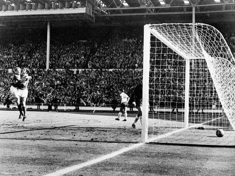 O avançado inglês Geoff Hurst (2.º à esq.) é felicitado pelo seu colega de equipa, o médio Alan Ball, depois de marcar o terceiro golo na final do Campeonato do Mundo de 1966