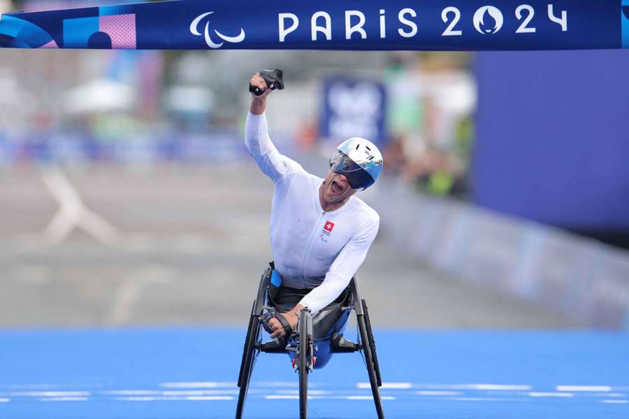 Marcel Hug triunfa en el maratón paralímpico.