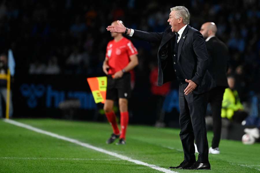 Ancelotti, intentando corregir la posición de sus jugadores en Balaídos