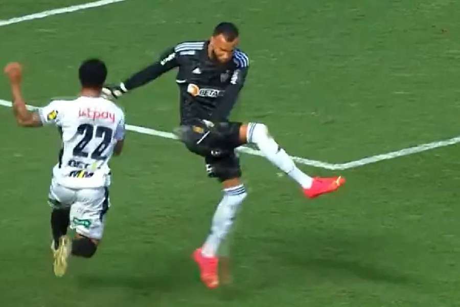 Éverson tocou rosto do jogador do Athletic com a mão em lance que foi ignorado pela arbitragem