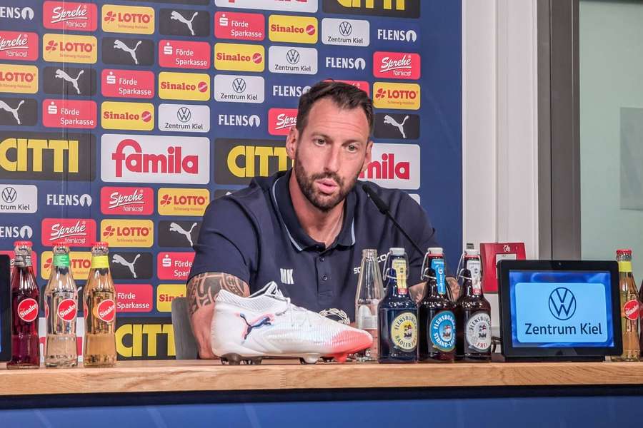 Michel Kniat in der Pressekonferenz nach dem Kiel-Spiel.
