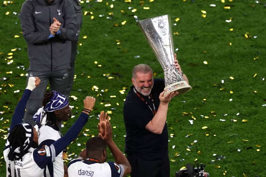 Tréner Postecoglou s trofejou pre víťaza Európskej ligy.