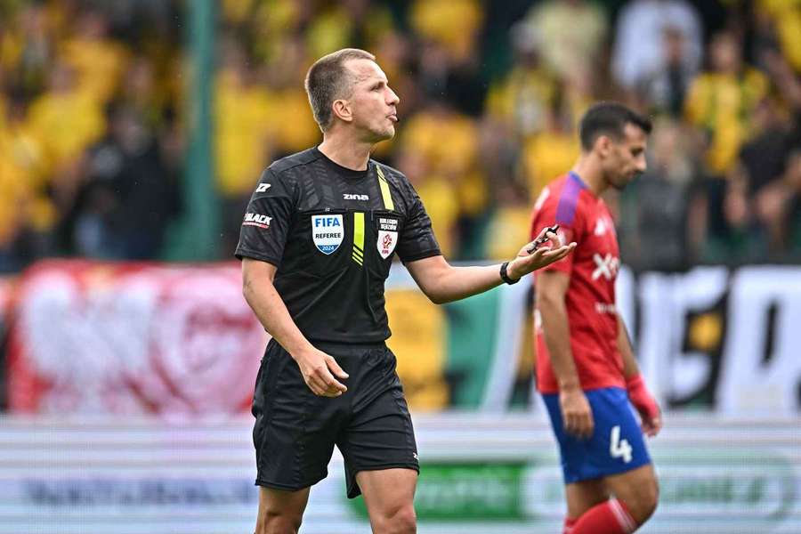 Poľský arbiter Bartosz Frankowski.