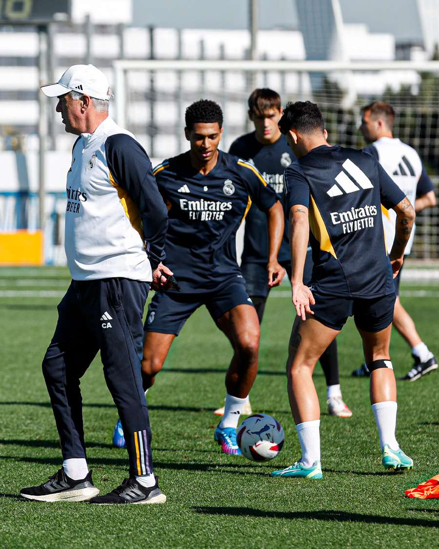 Ancelotti, durante el entrenamiento del viernes en Valdebebas.