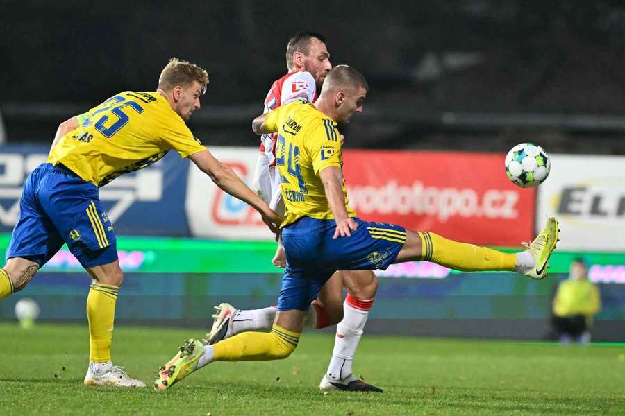 Zlínský Jakub Jugas svedl se slávistou Tomášem Cjhorým řadu soubojů.